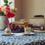 radio i filiżanki w stylu vintage na stole w kuchni