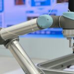 robotyczne ramię wykonujące pracę w fabryce