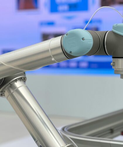 robotyczne ramię wykonujące pracę w fabryce