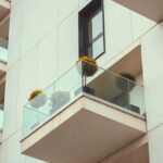 widok na balkon w bloku z dołu