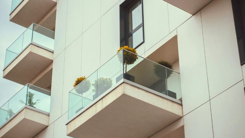 widok na balkon w bloku z dołu