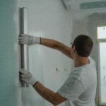 mężczyzna wykonujący prace remontowe