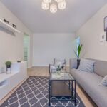 Nowoczesny salon w jasnej, minimalistycznej odsłonie.