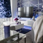 Elegancki salon w nowoczesnym stylu z minimalistycznym wystrojem i jasnymi meblami.