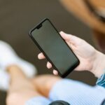 kobieta trzymająca smartfon w ręku