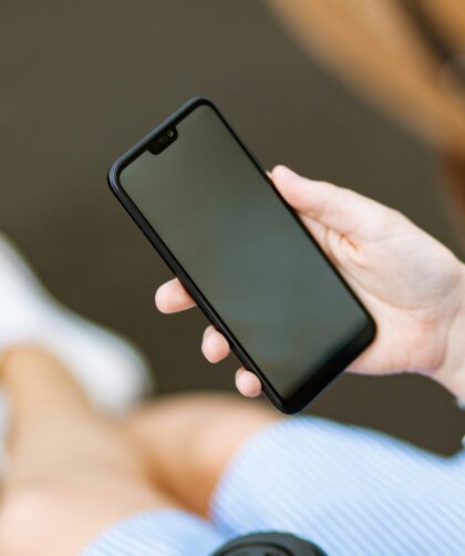 kobieta trzymająca smartfon w ręku