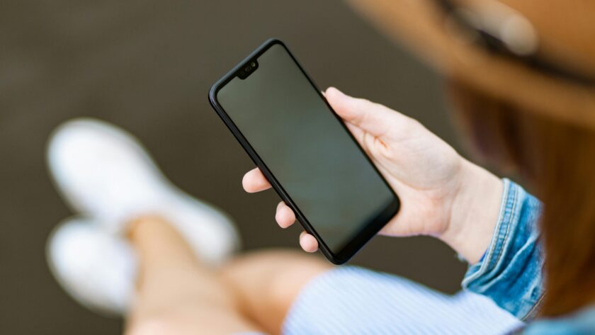 kobieta trzymająca smartfon w ręku