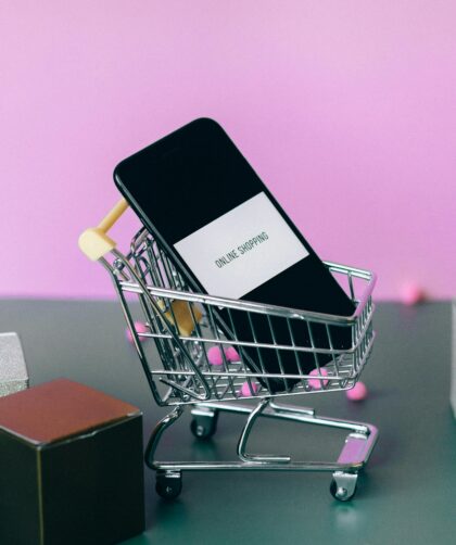 smartfon w koszyku na zakupy