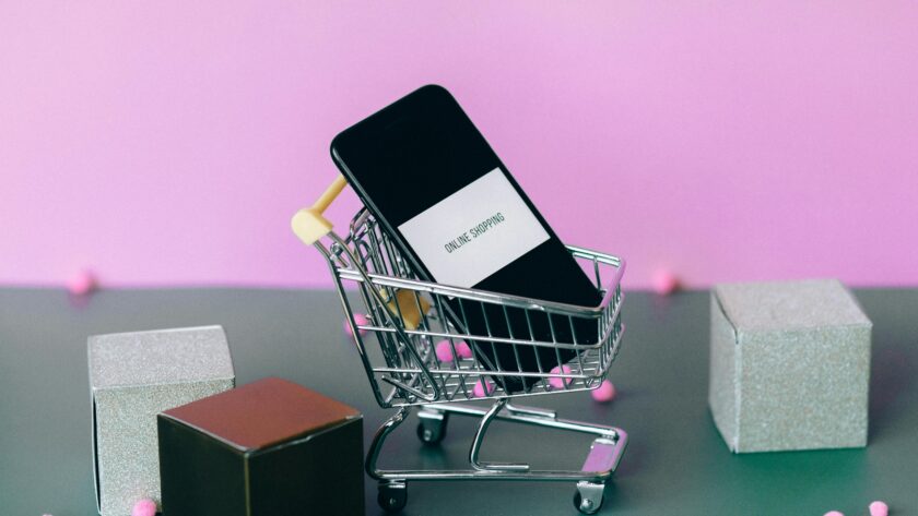 smartfon w koszyku na zakupy